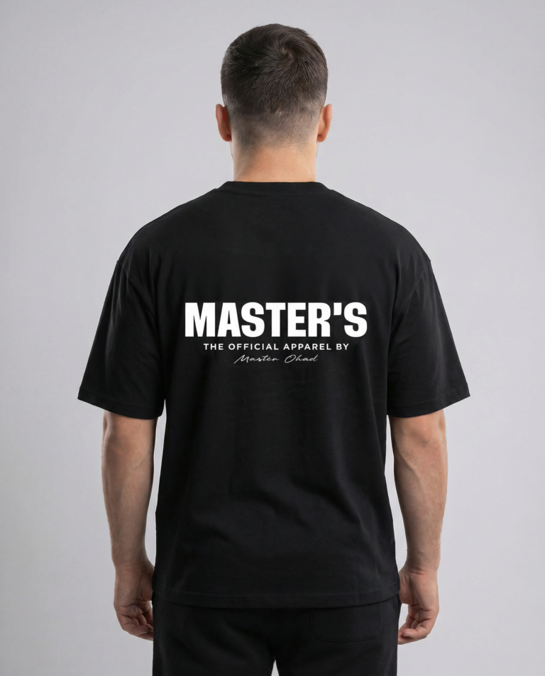 חולצת קלאסית MASTER’S בצבע שחור, מבט מאחור עם הדפס MASTER’S THE OFFICIAL APPAREL BY מאסטר אוהד